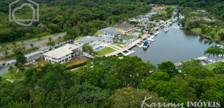 Mansão com pier de atracação à venda no Marina Guarujá gv014