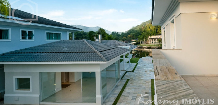 Mansão com pier de atracação à venda no Marina Guarujá gv014