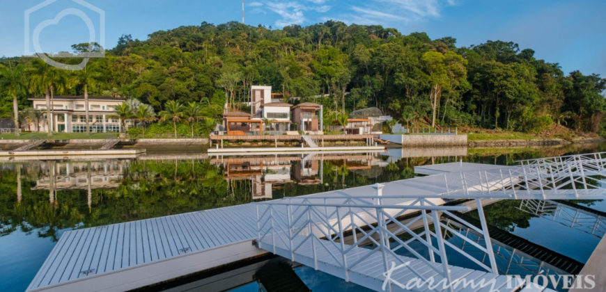 Mansão com pier de atracação à venda no Marina Guarujá gv014