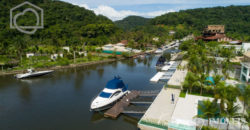 Mansão com pier de atracação à venda no Marina Guarujá gv014