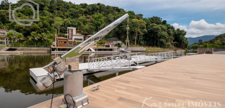 Mansão com pier de atracação à venda no Marina Guarujá gv014