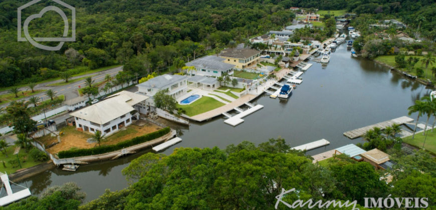 Mansão com pier de atracação à venda no Marina Guarujá gv014