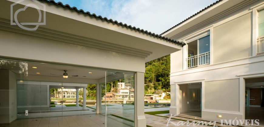 Mansão com pier de atracação à venda no Marina Guarujá gv014
