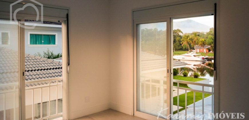 Mansão com pier de atracação à venda no Marina Guarujá gv014