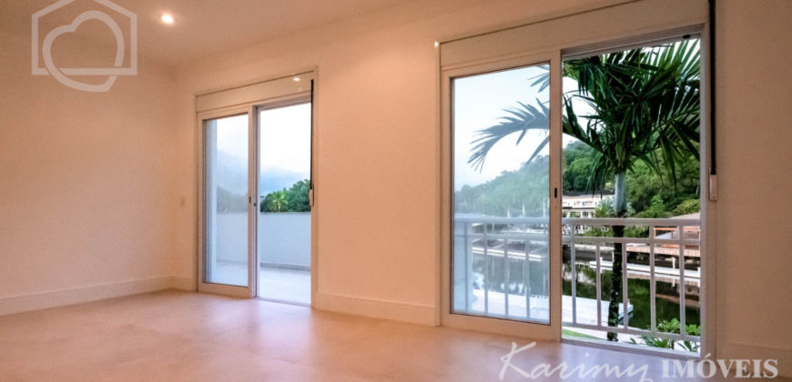 Mansão com pier de atracação à venda no Marina Guarujá gv014